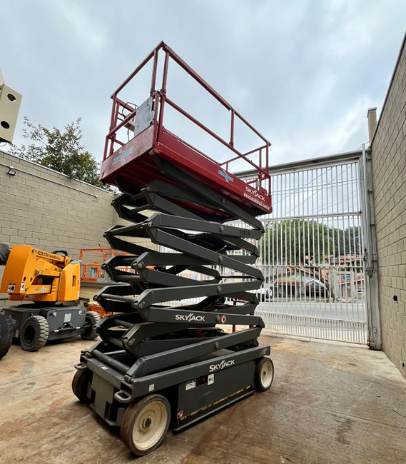 Plataforma Tesoura Elétrica 14 metros Sky Jack – SJ4740