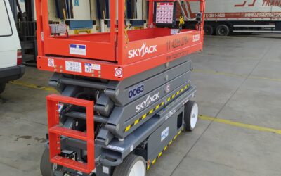 Plataforma tesoura Skyjack da Hazak Brasil, disponível para locação, ideal para trabalhos em altura.