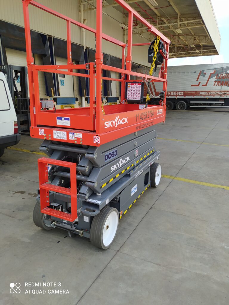 Plataforma tesoura Skyjack da Hazak Brasil, disponível para locação, ideal para trabalhos em altura.
