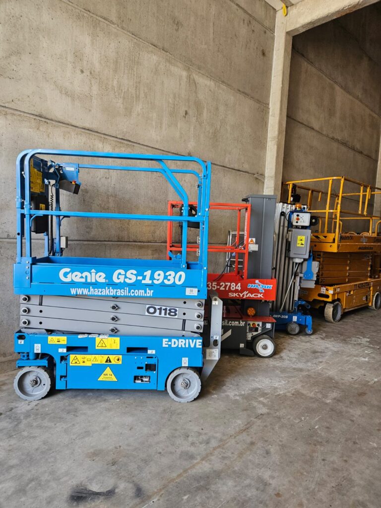 Plataformas elevatórias Genie GS-1930 e Skyjack da Hazak Brasil, ideais para locação e venda em São Paulo.
